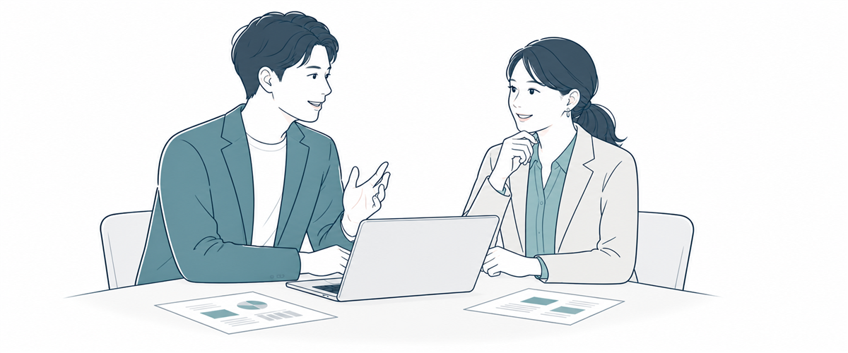 ノートパソコンを見ながら相談する二人の担当者